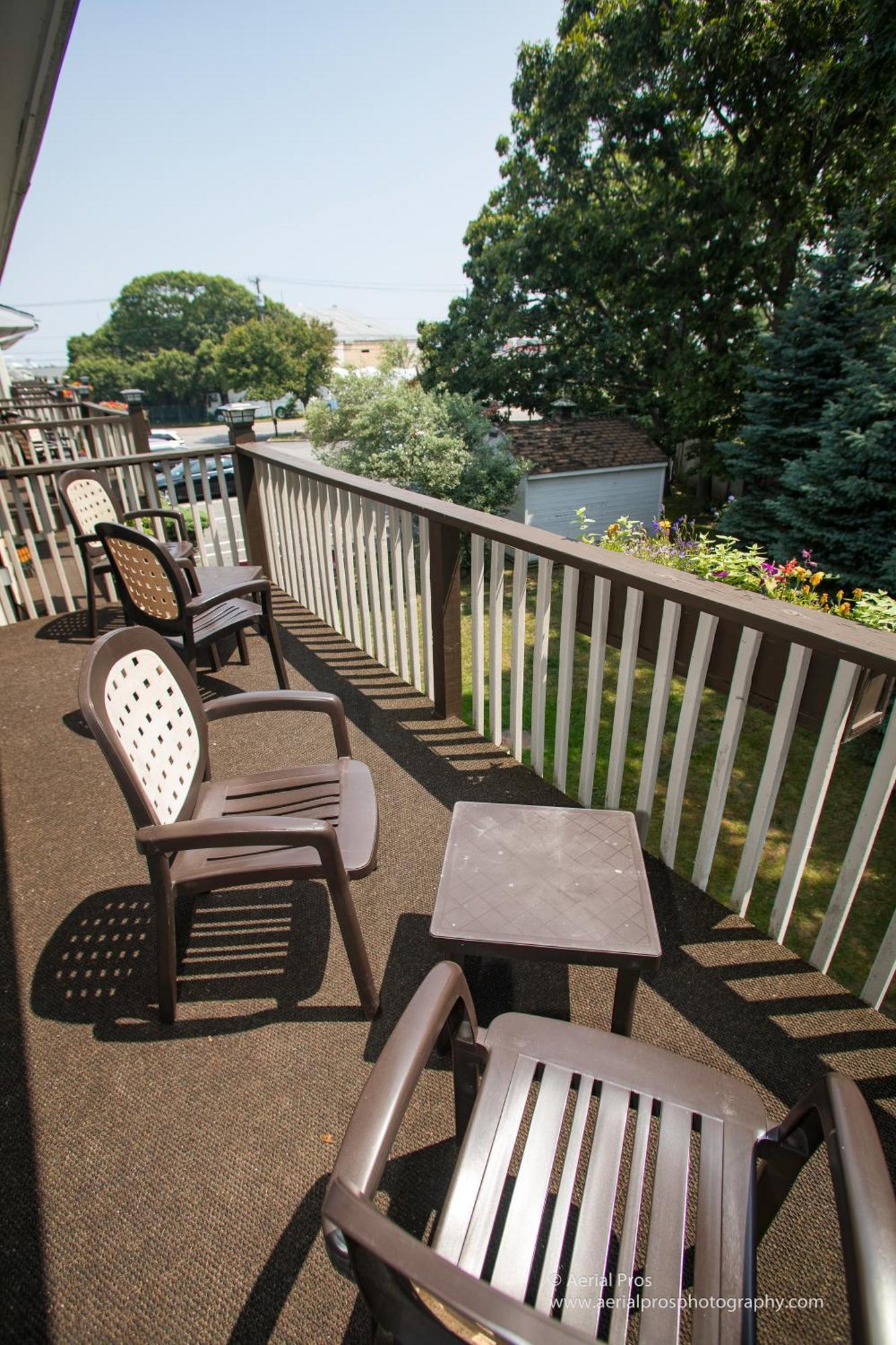 Kenny'S Tipperary Inn Montauk Exterior photo